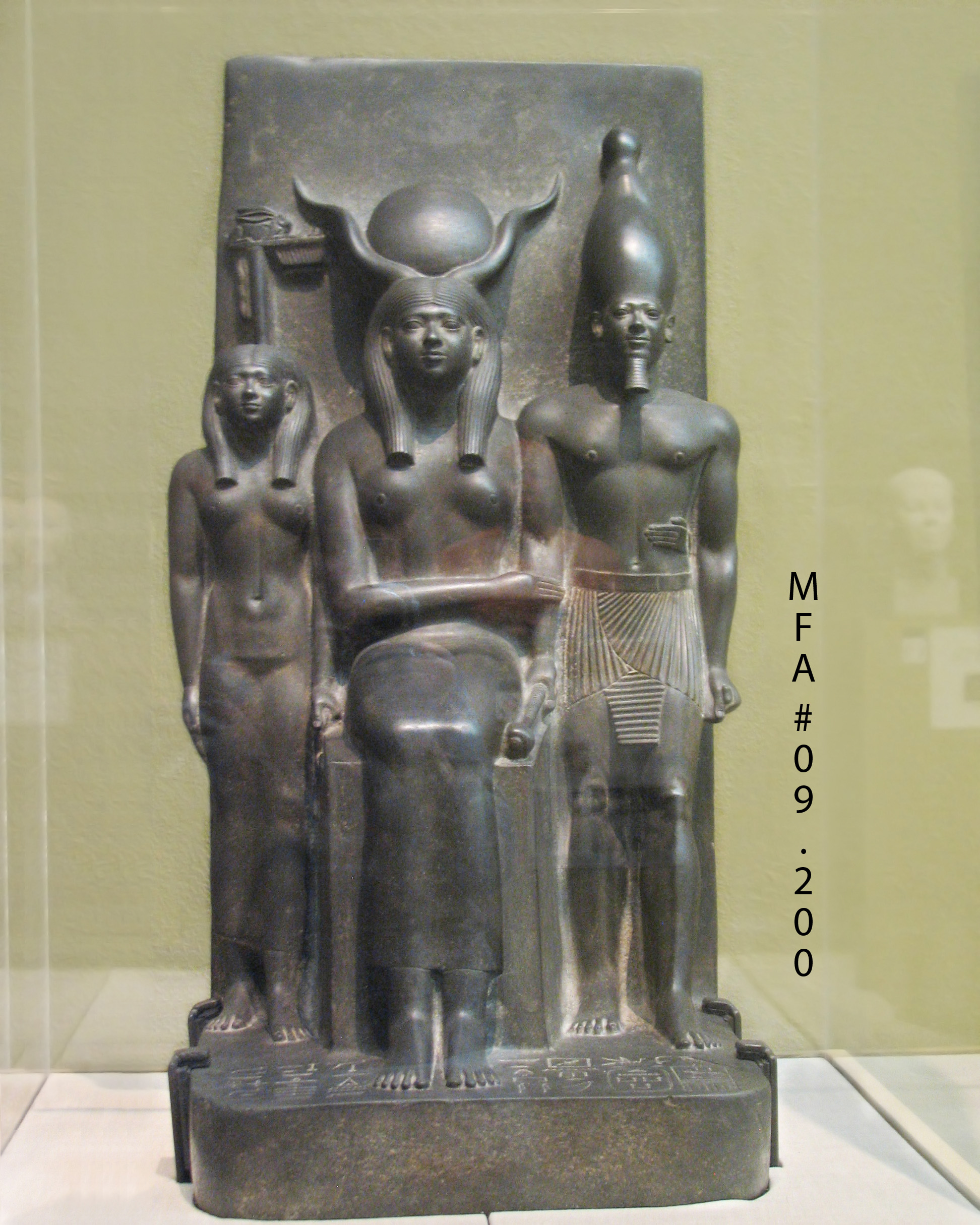 menkaure and khamerernebty statue